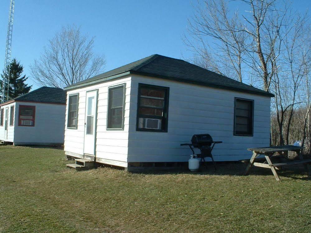 Limerick Lake Lodge And Marina Gilmour Exterior photo