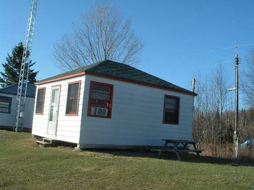 Limerick Lake Lodge And Marina Gilmour Exterior photo
